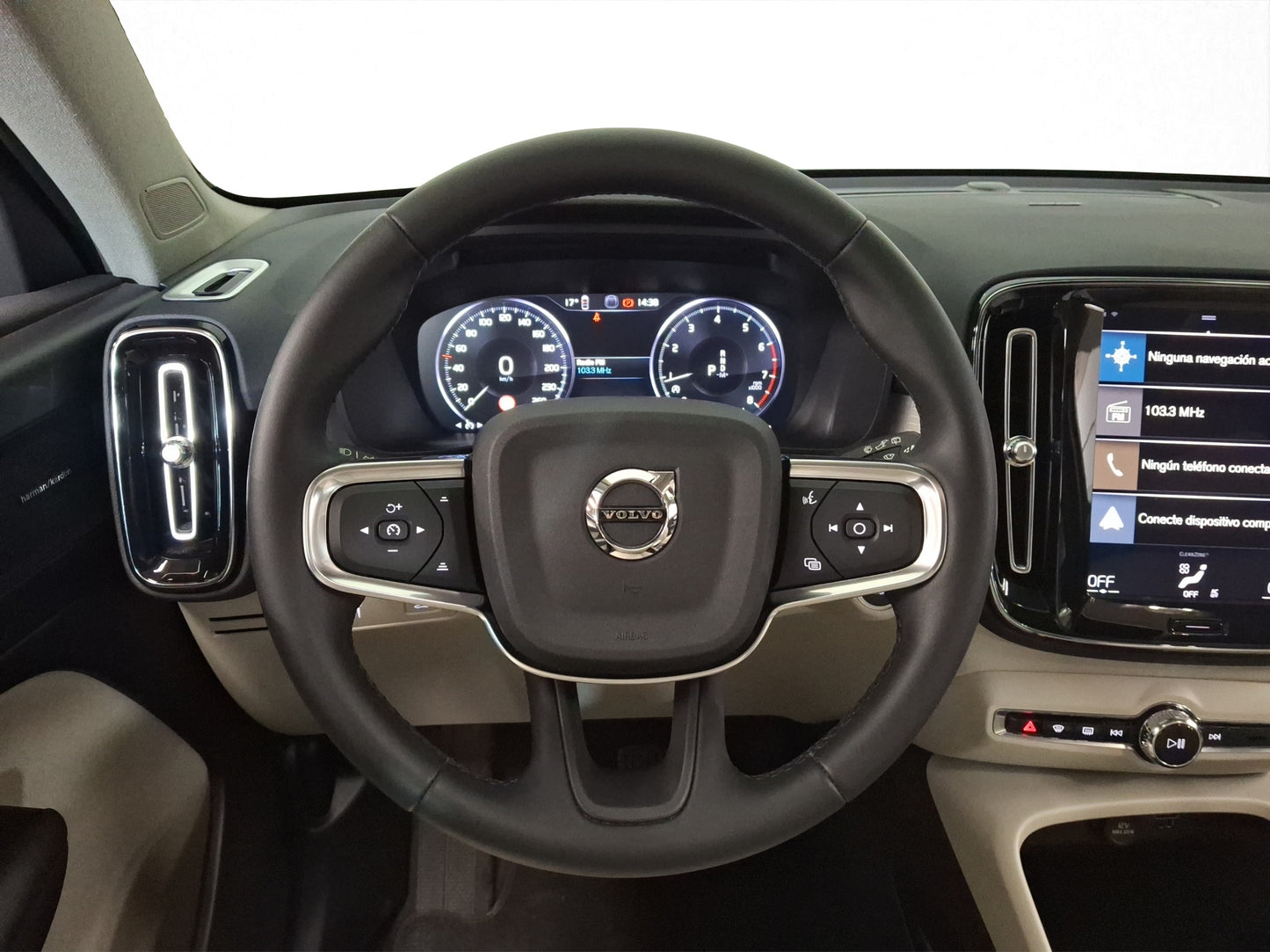 2022 Volvo XC40 Momentum T4