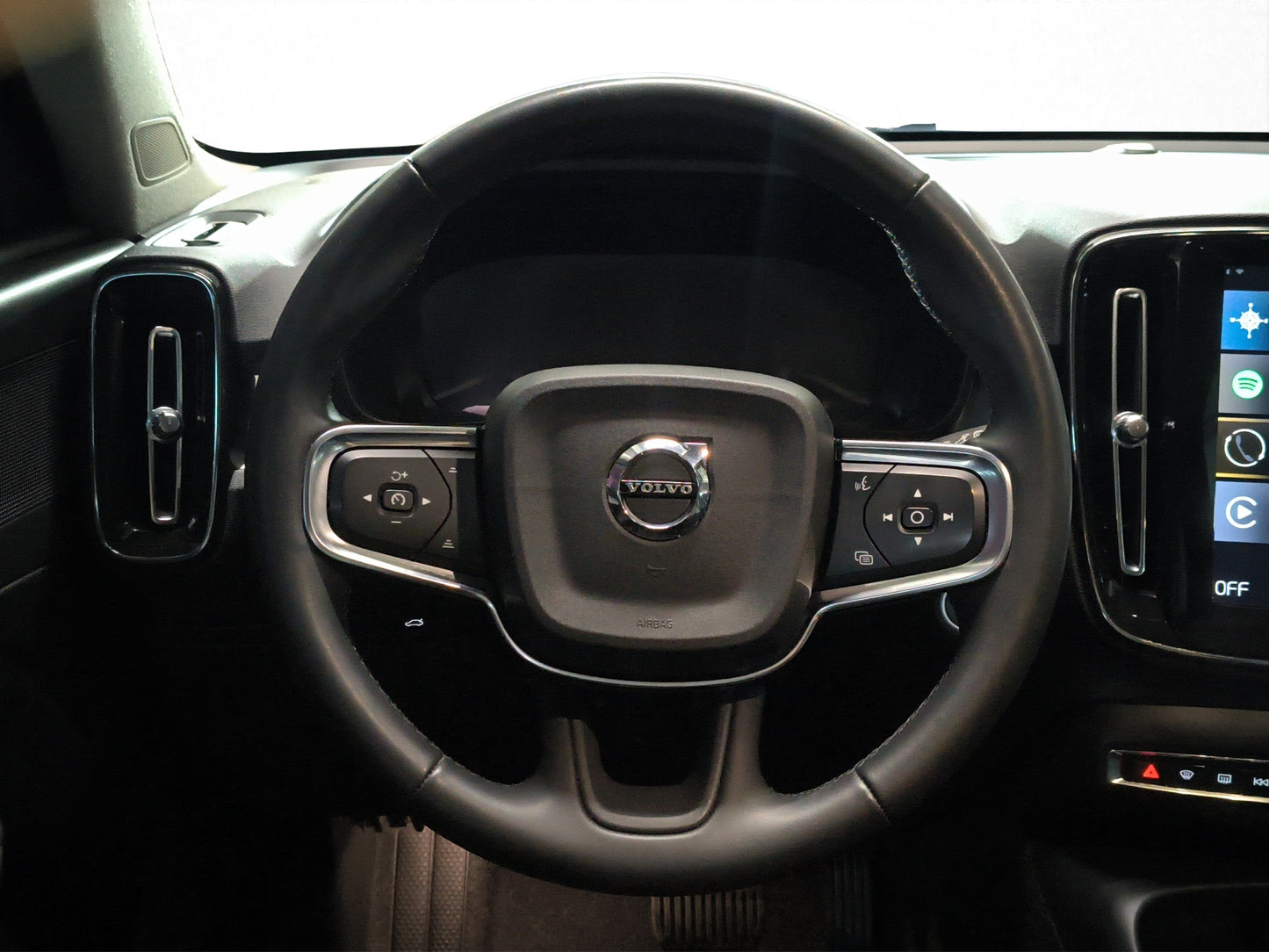 2022 Volvo XC40 Momentum T4