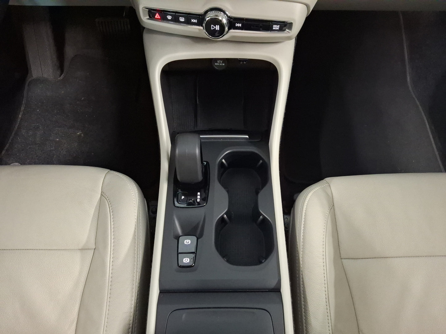 2022 Volvo XC40 Momentum T4