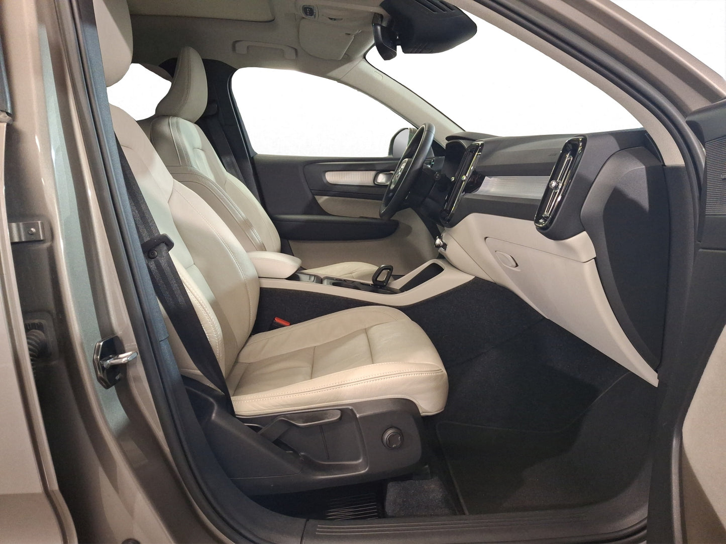 2022 Volvo XC40 Momentum T4