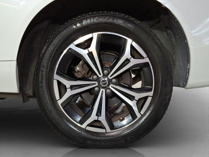 2022 Volvo XC60 Momentum B5 AWD