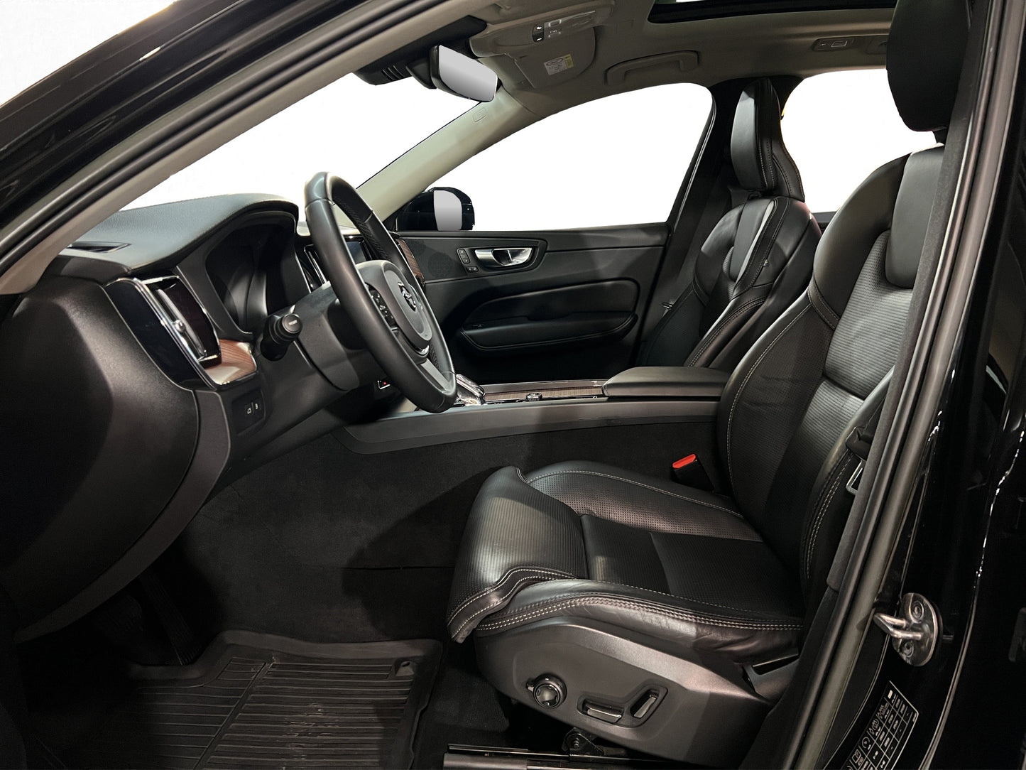2023 Volvo XC60 T8 Ultimate Recharge